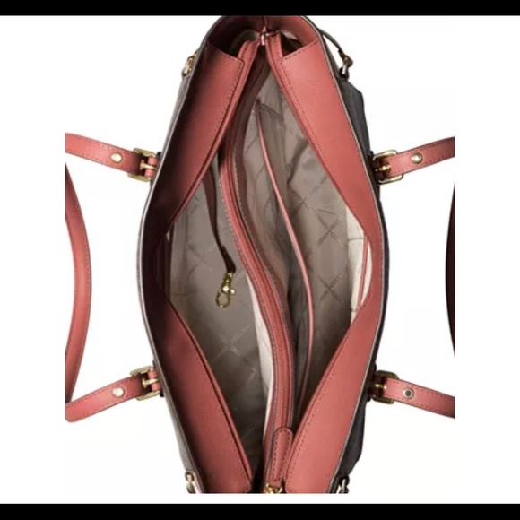 MICHAEL KORS SIGNATURE VOYAGER FUNCTION TOTE - Picture 3 of 3